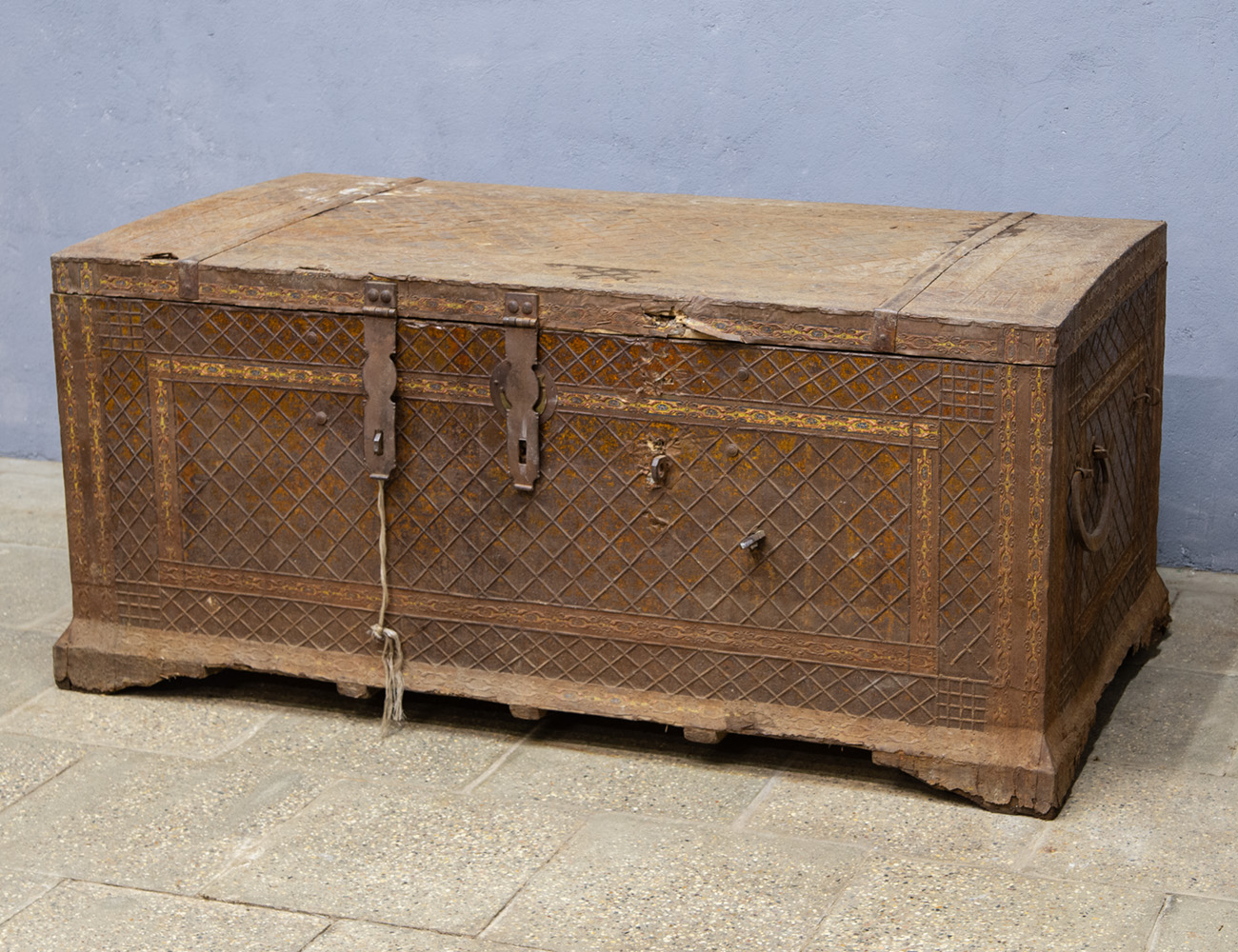 Большой старинный сундук