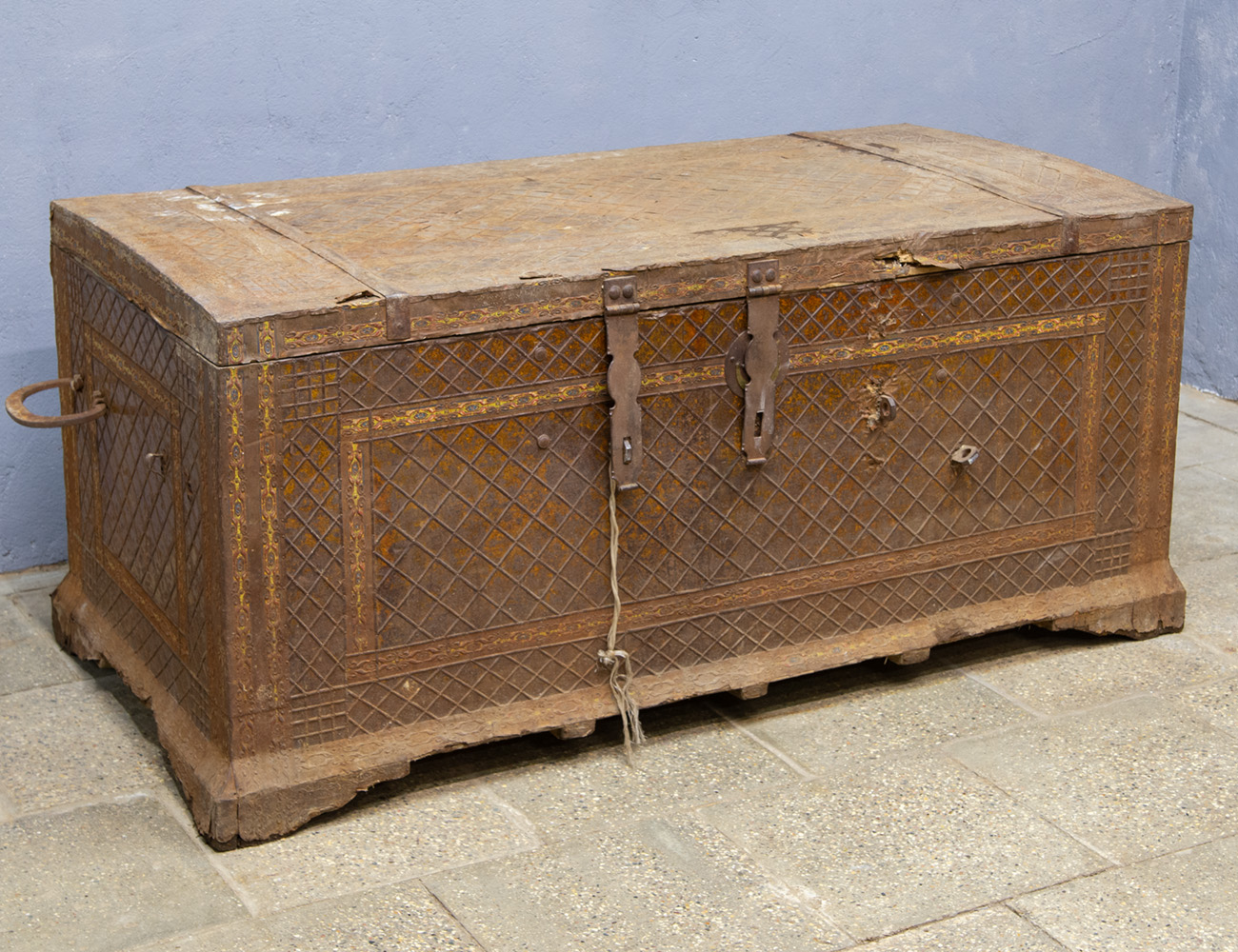 Большой старинный сундук