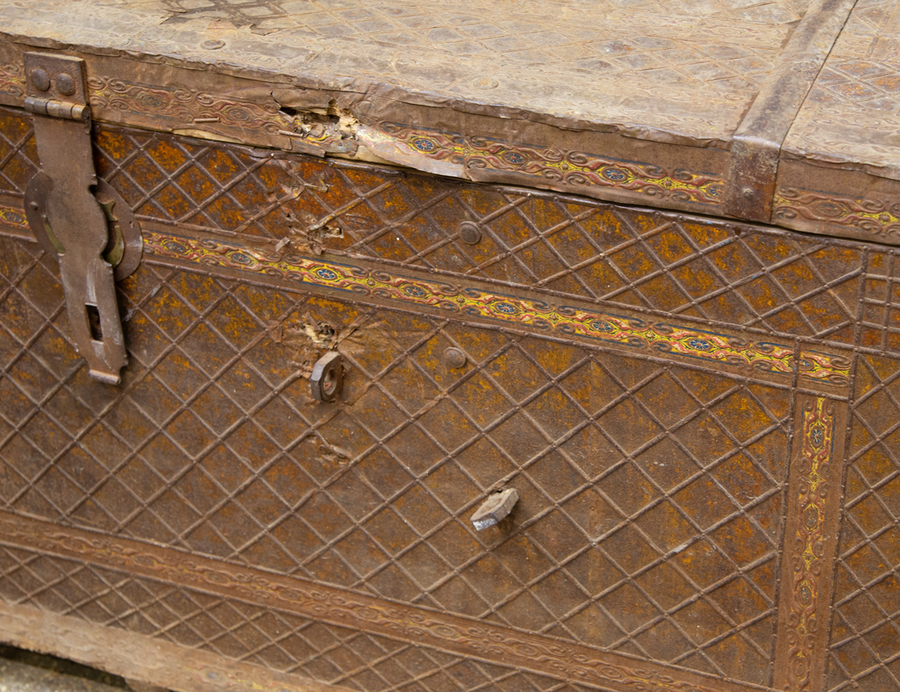 Большой старинный сундук