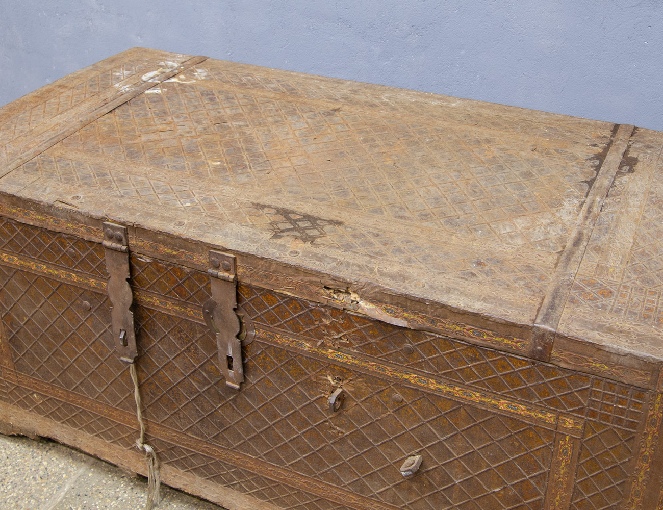 Большой старинный сундук