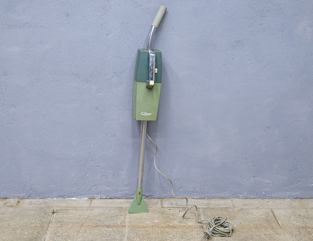 Винтажный пылесос Omega