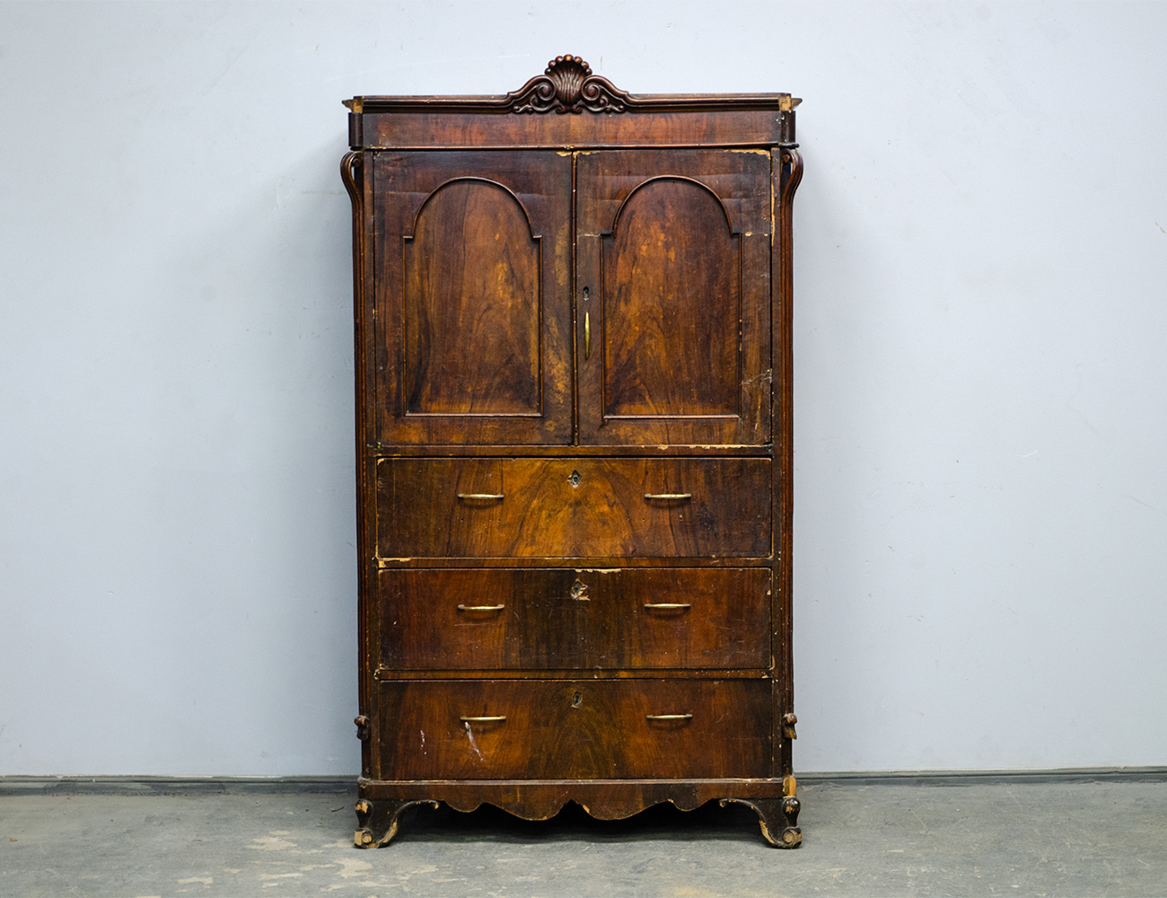 Антикварный шкаф-монашка 19 века