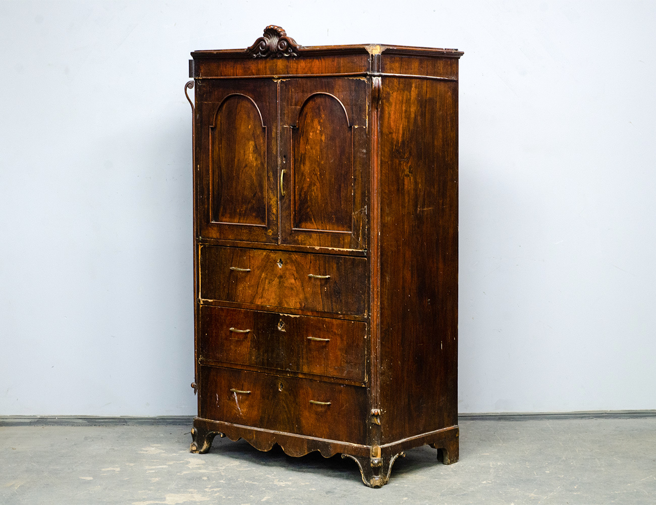 Антикварный шкаф-монашка 19 века