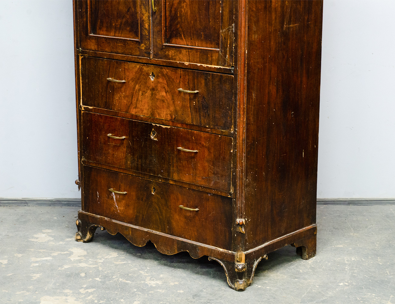 Антикварный шкаф-монашка 19 века