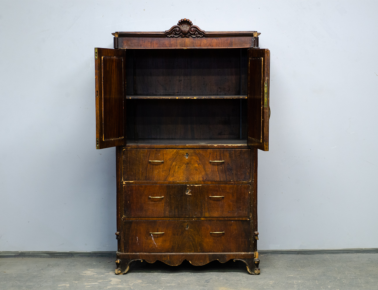 Антикварный шкаф-монашка 19 века