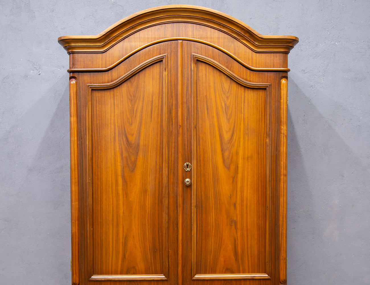 Антикварный шкаф монашка (отреставрирован)