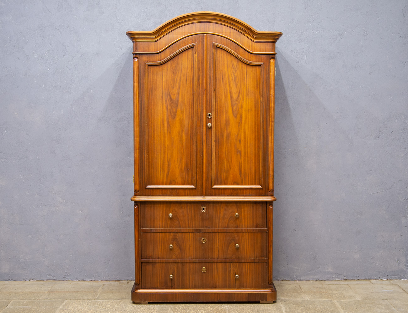 Антикварный шкаф монашка (отреставрирован)