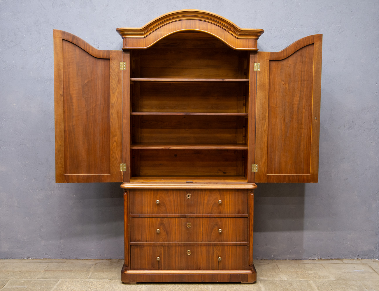 Антикварный шкаф монашка (отреставрирован)