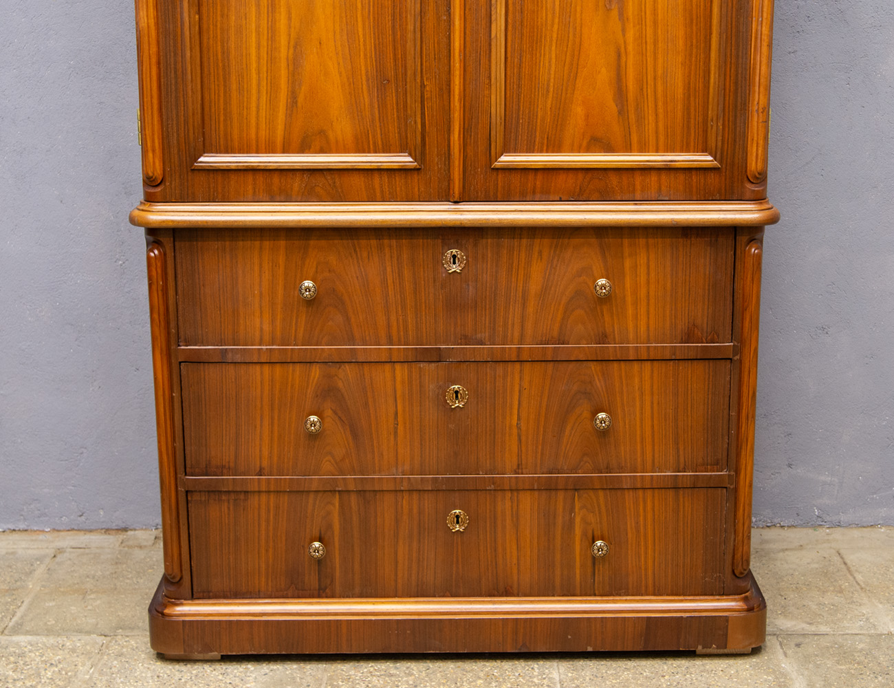 Антикварный шкаф монашка (отреставрирован)