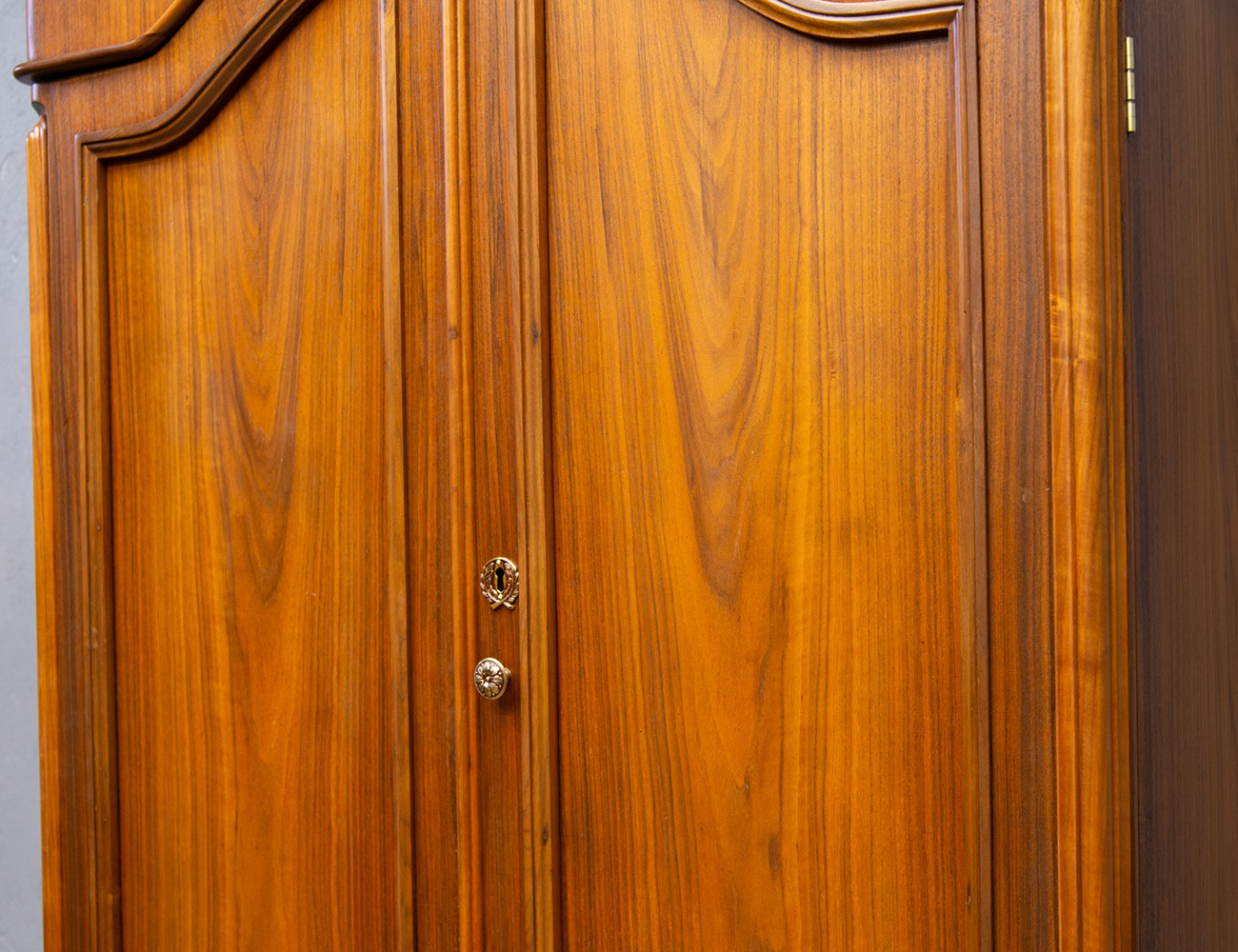 Антикварный шкаф монашка (отреставрирован)