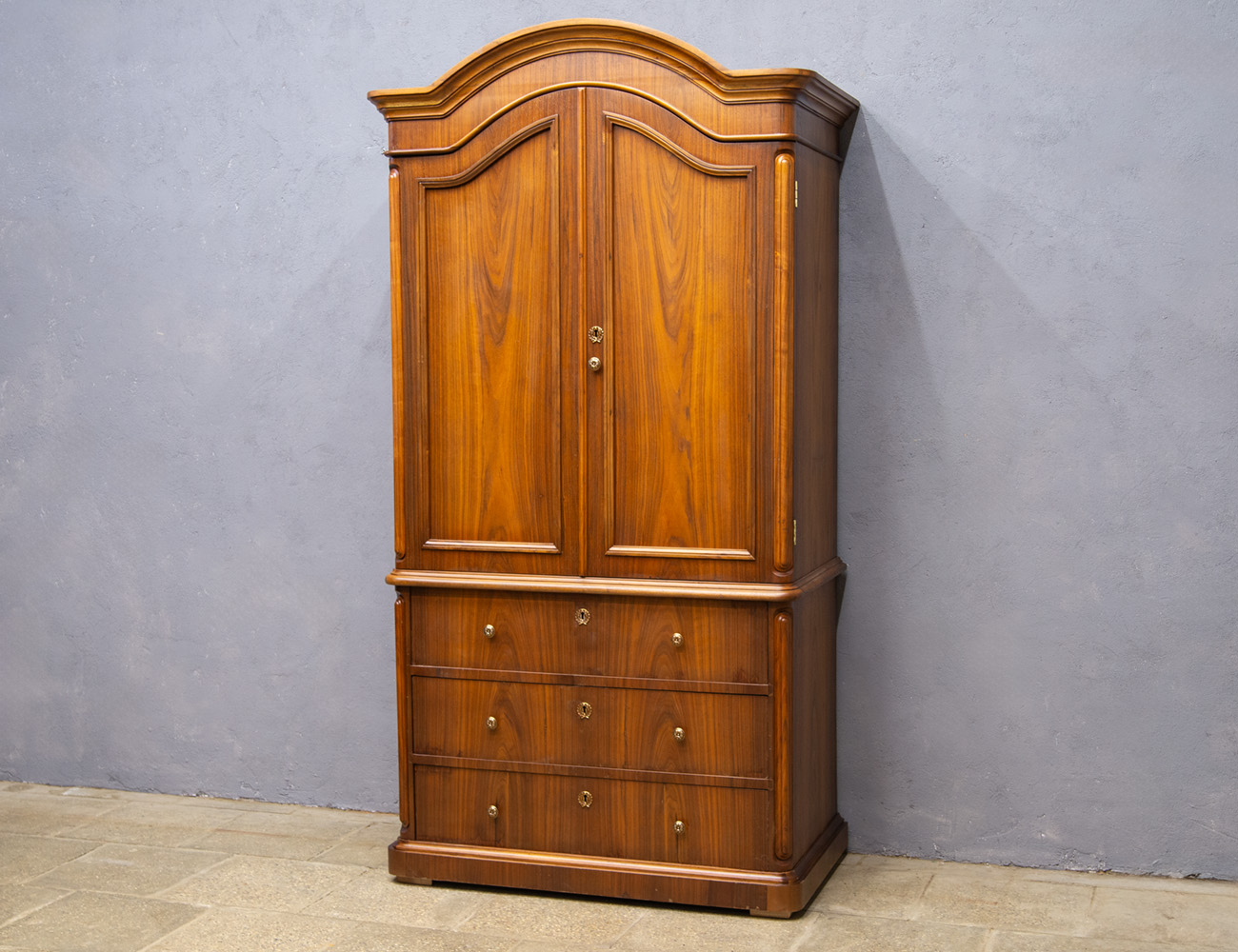 Антикварный шкаф монашка (отреставрирован)