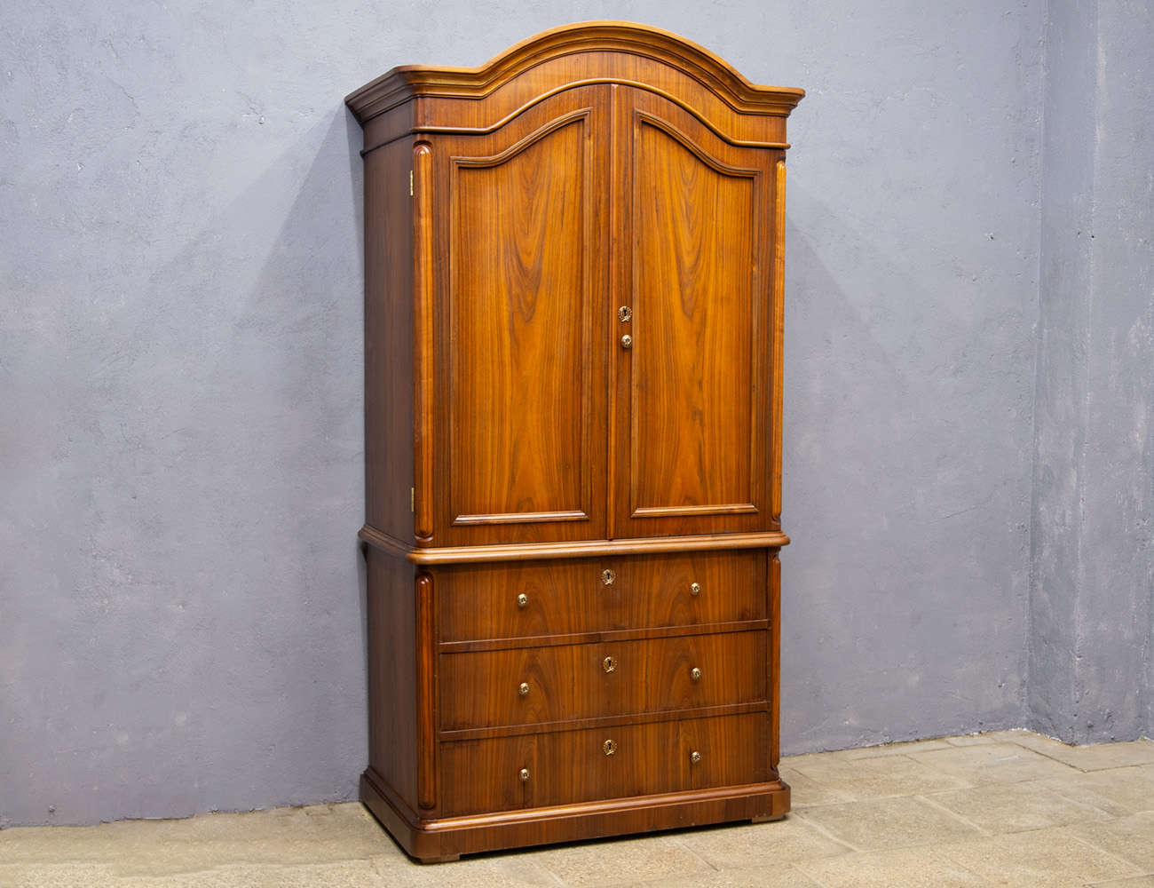 Антикварный шкаф монашка (отреставрирован)