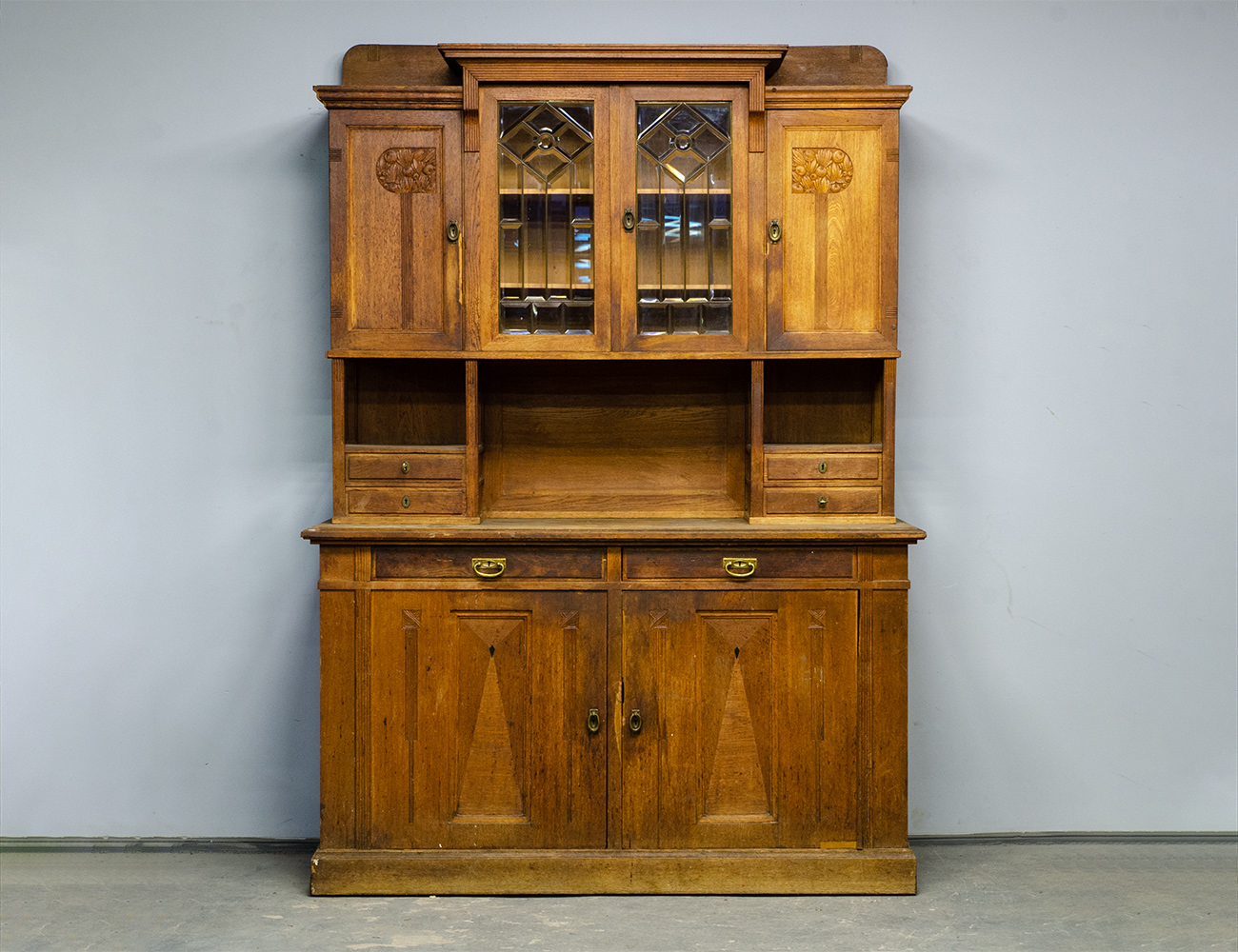 Дубовый буфет в стиле модерн