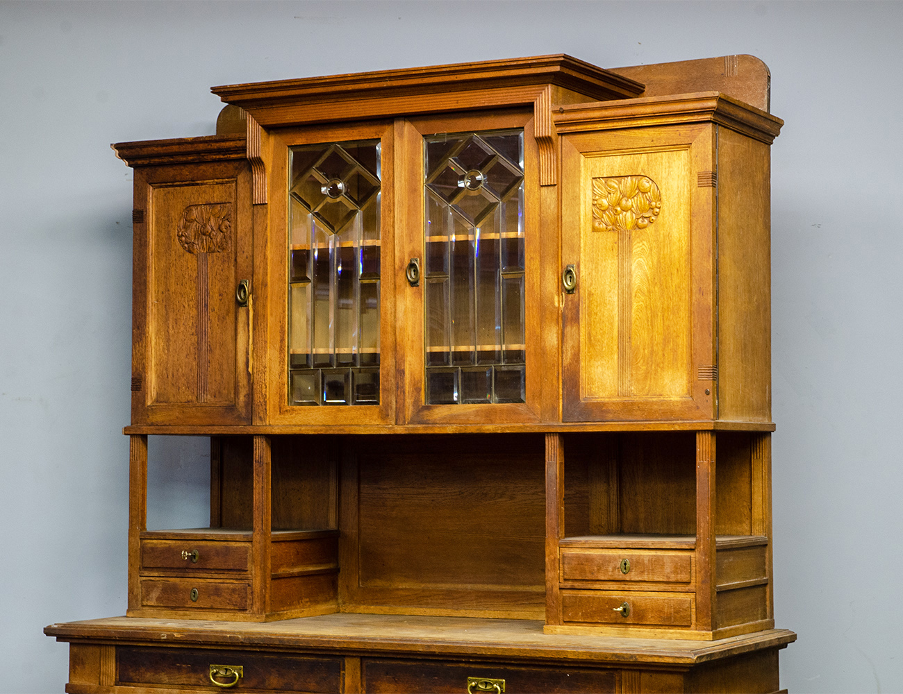 Дубовый буфет в стиле модерн