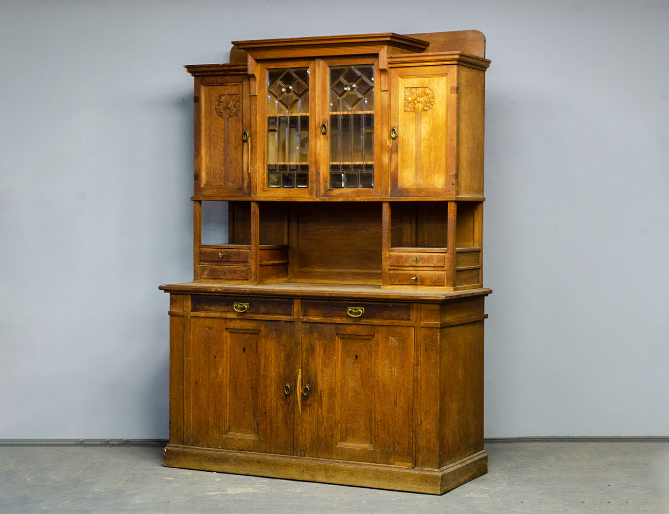 Дубовый буфет в стиле модерн