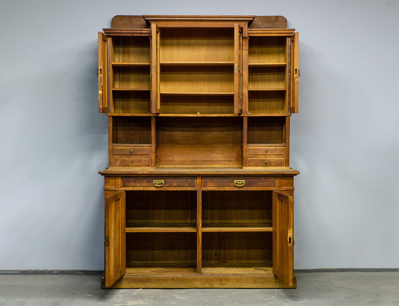 Дубовый буфет в стиле модерн