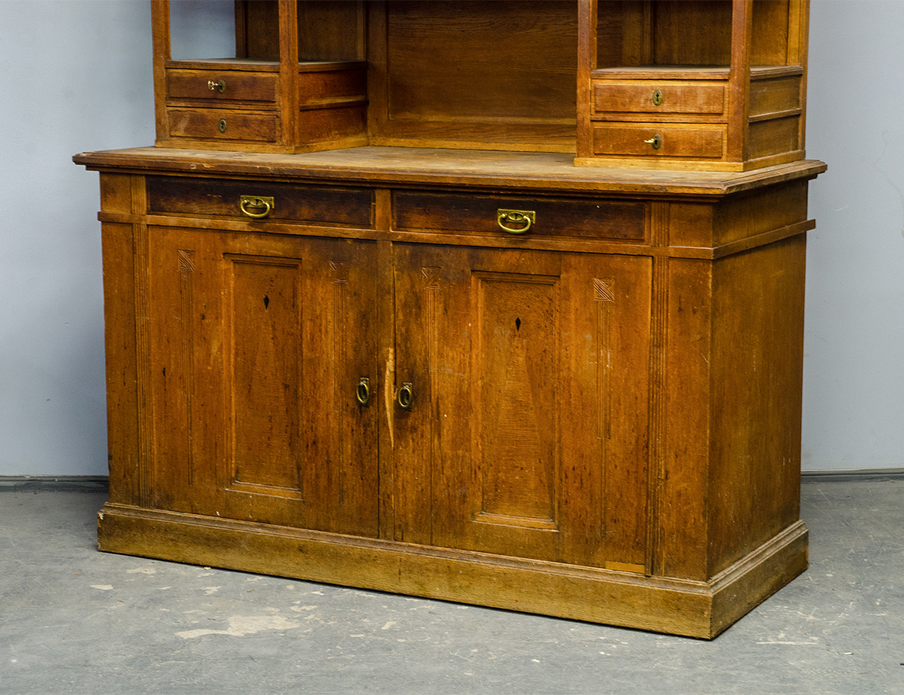 Дубовый буфет в стиле модерн