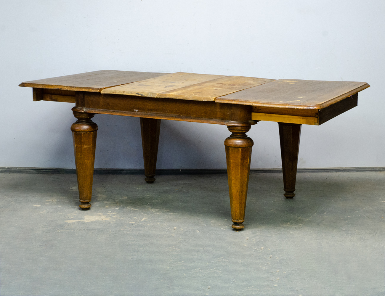 Старинный обеденный стол