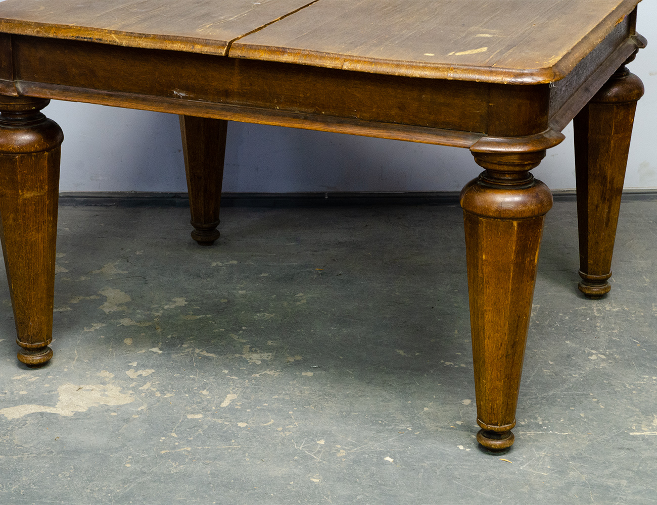 Старинный обеденный стол