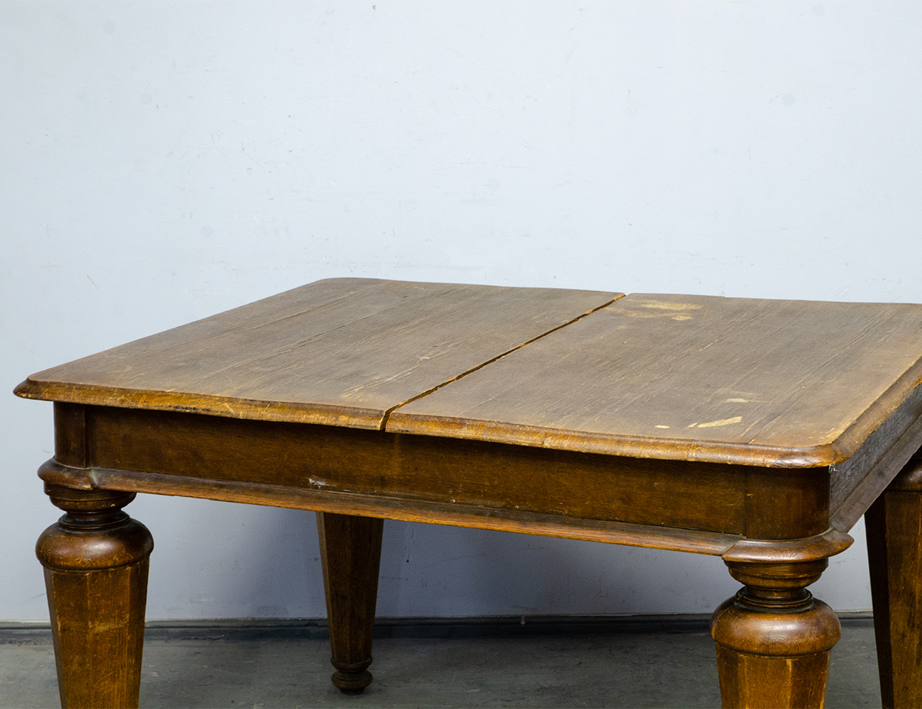 Старинный обеденный стол