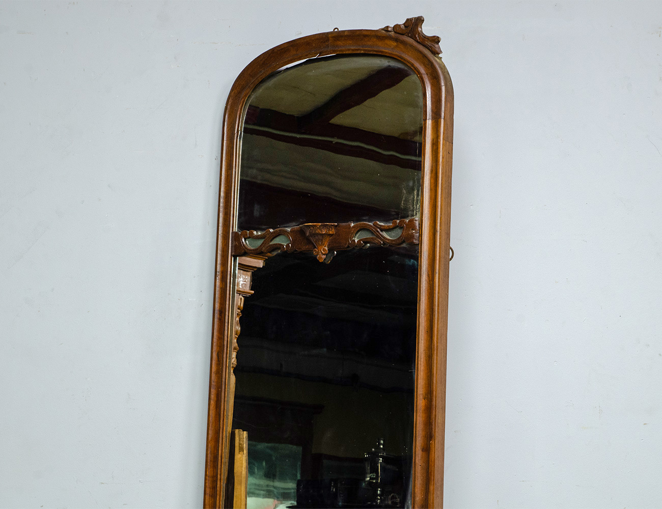 Антикварное простеночное зеркало 19 века