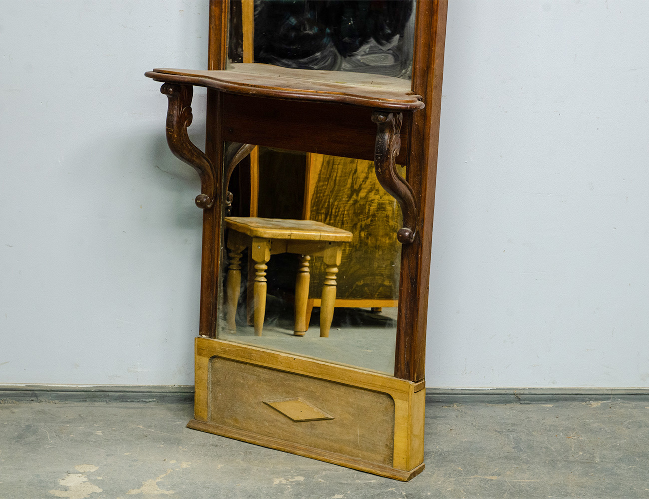 Антикварное простеночное зеркало 19 века