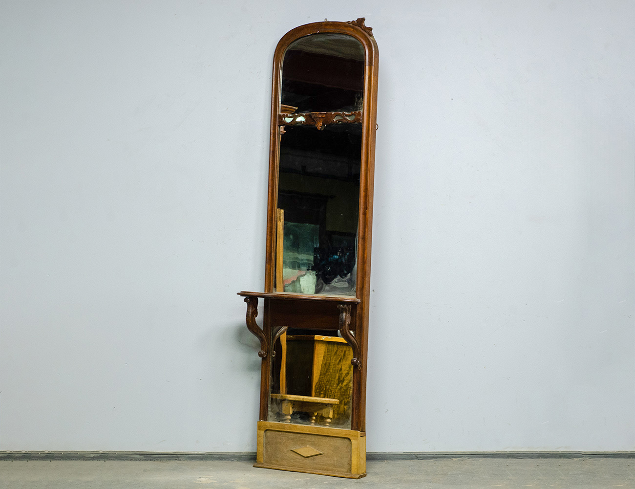 Антикварное простеночное зеркало 19 века