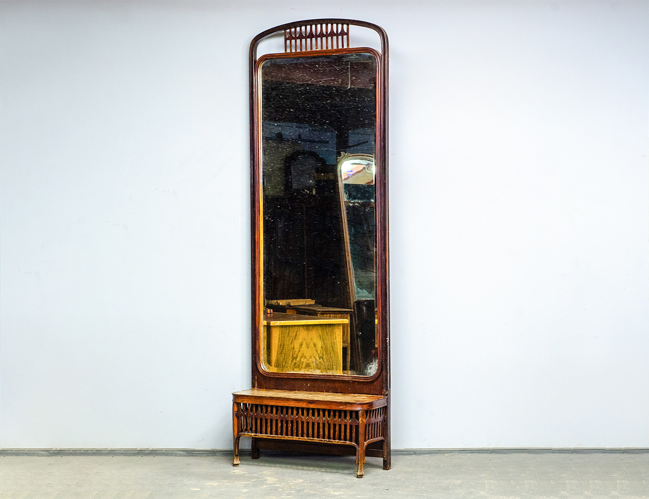 Трюмо с цветочницей №1149 фирмы Конъ