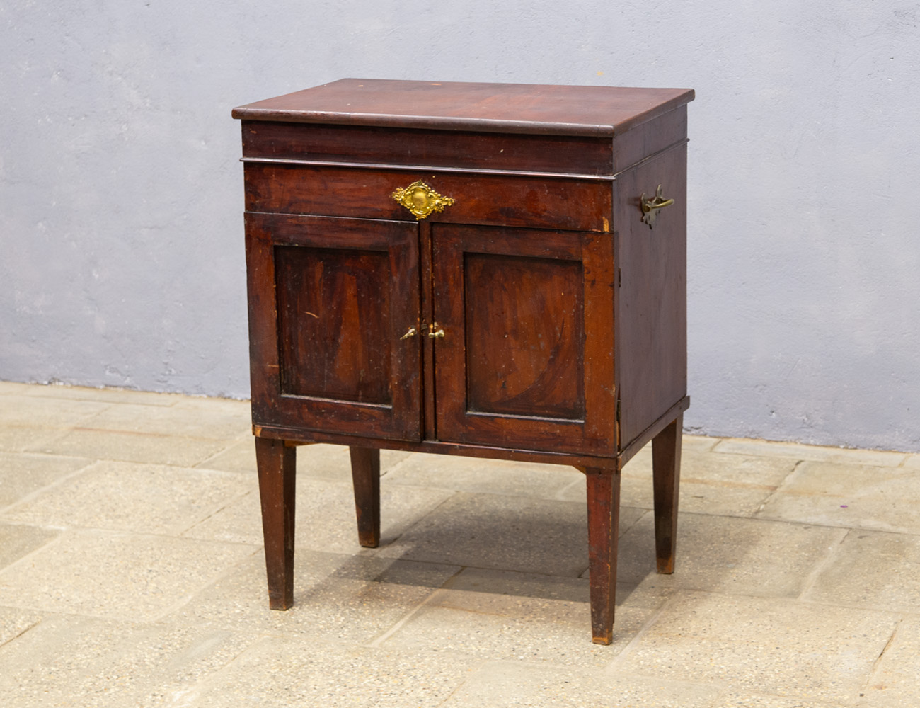 Антикварная тумба для проигрывателя