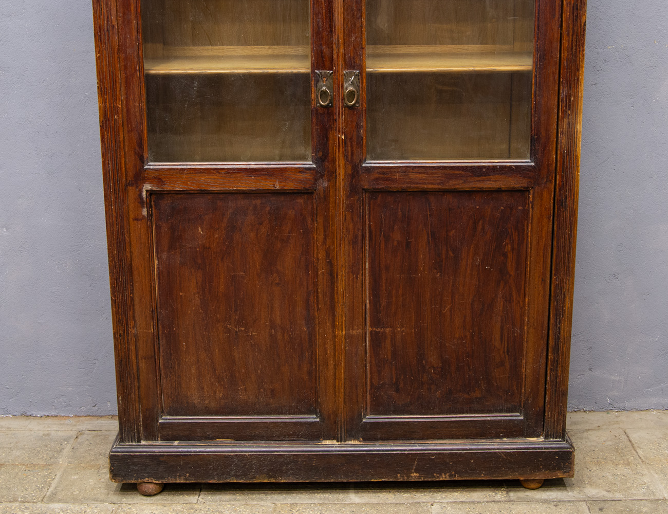 Дубовый книжный шкаф начала 20 века