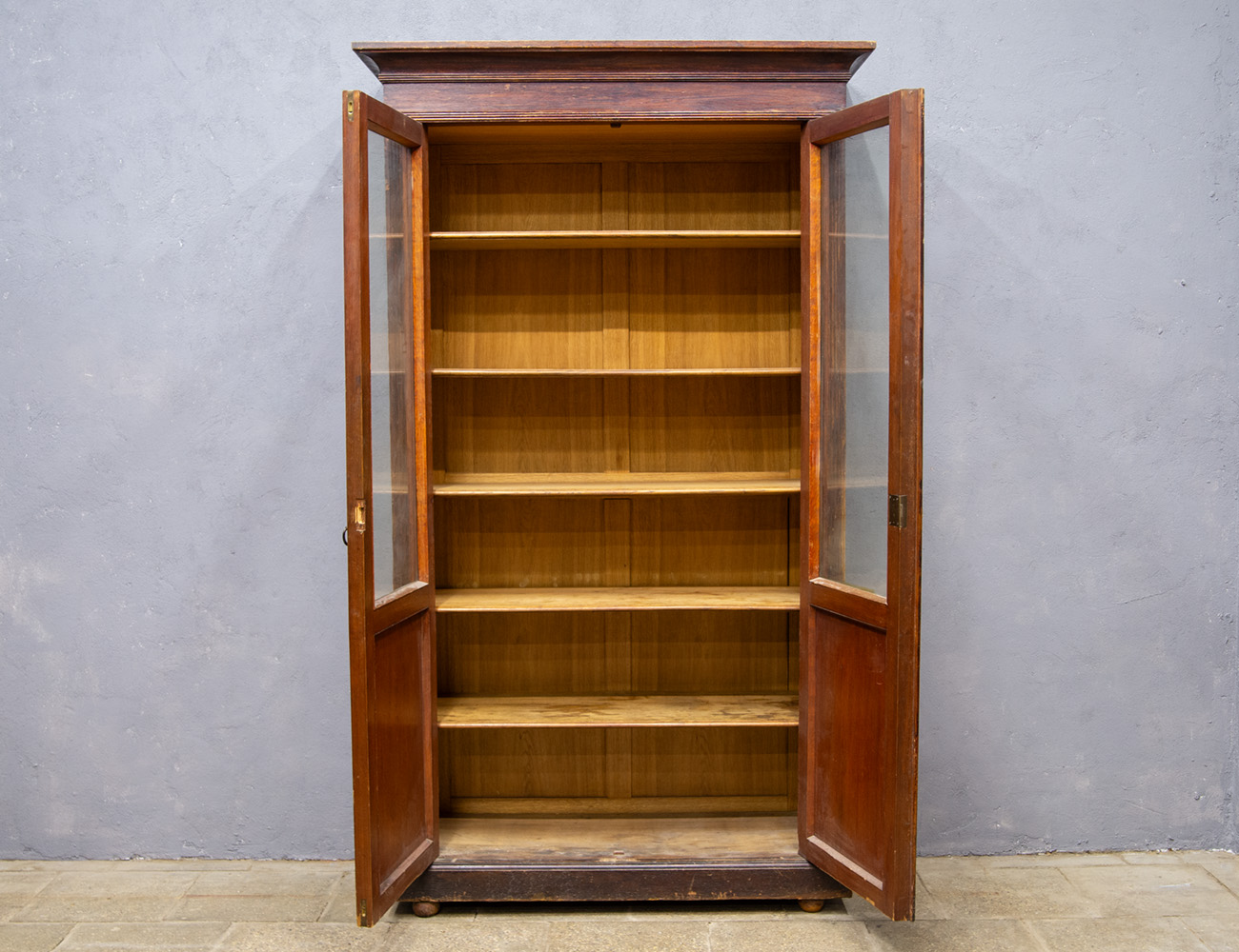 Дубовый книжный шкаф начала 20 века