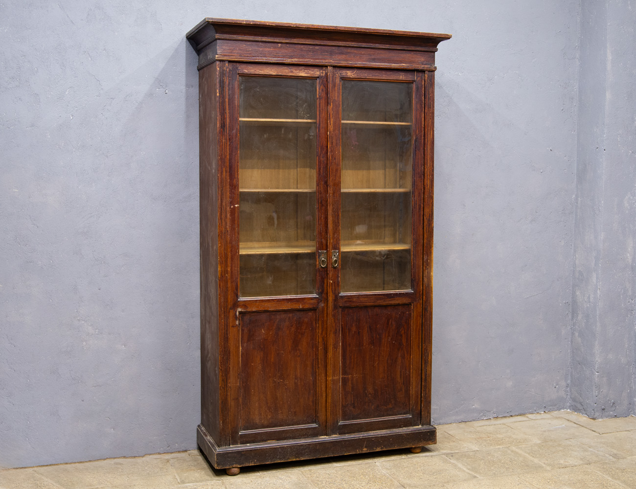 Дубовый книжный шкаф начала 20 века