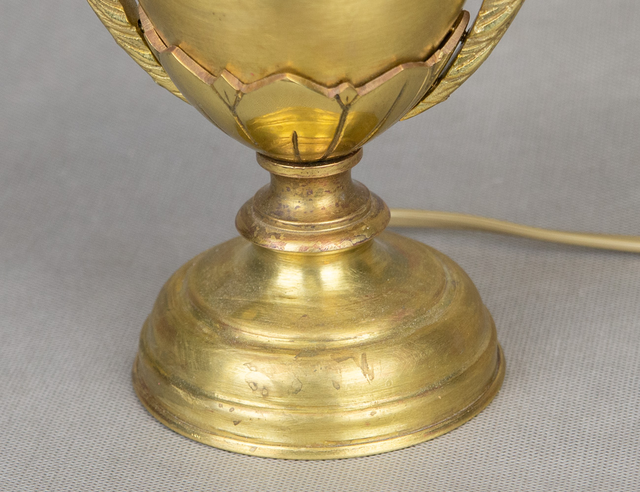 Старинная настольная лампа с лебедями