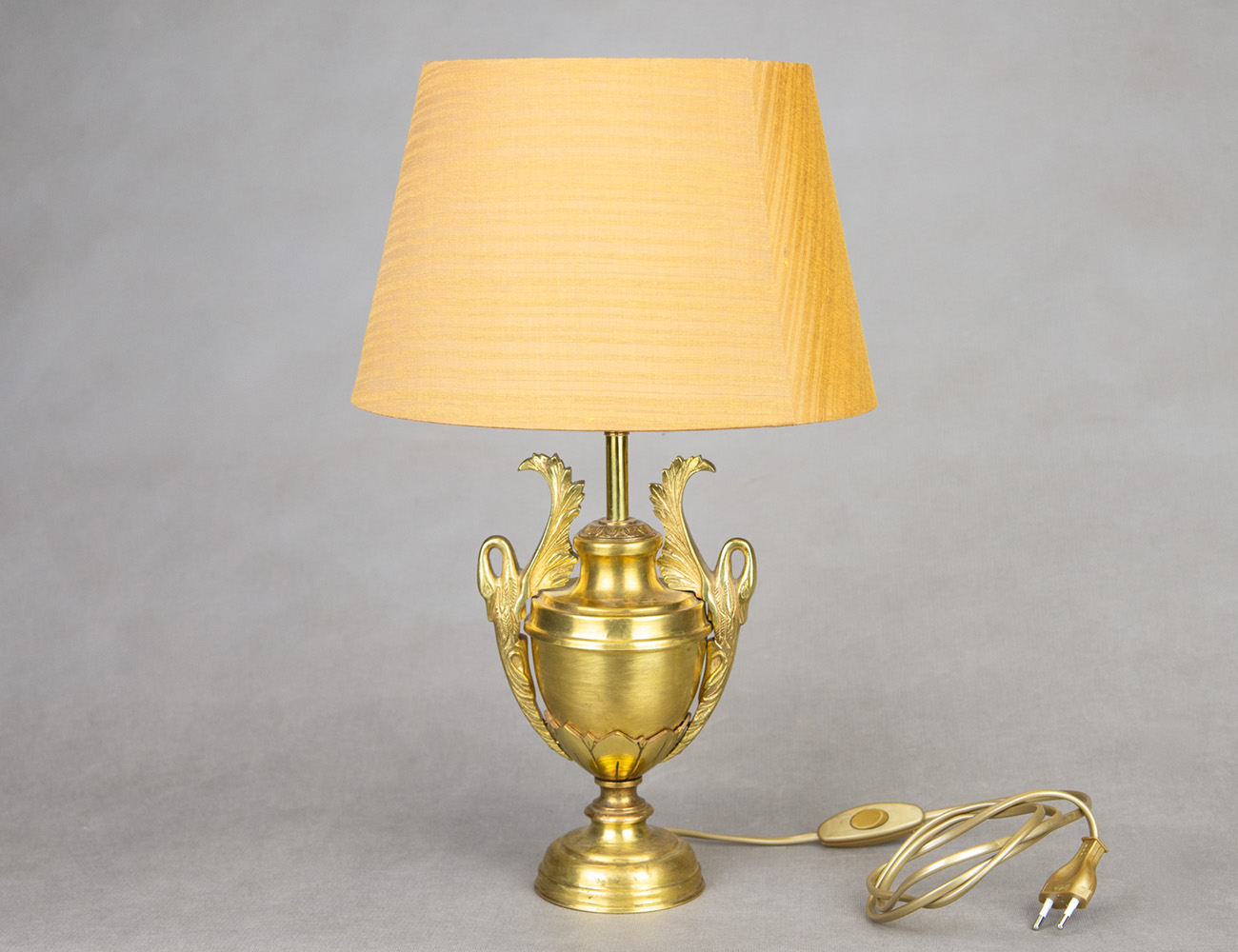 Старинная настольная лампа с лебедями