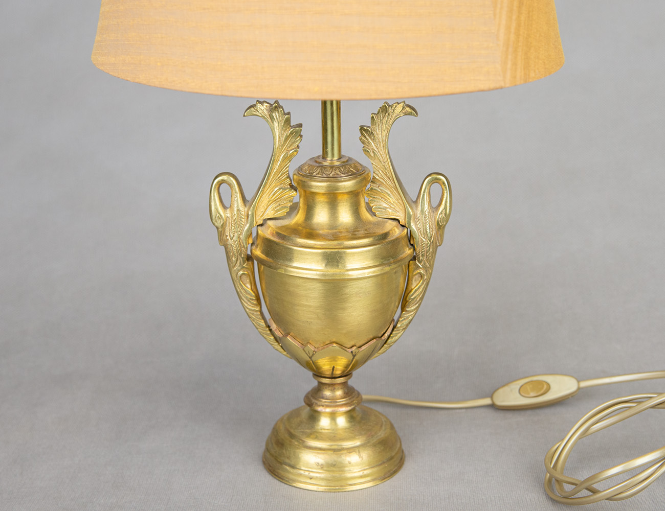 Старинная настольная лампа с лебедями