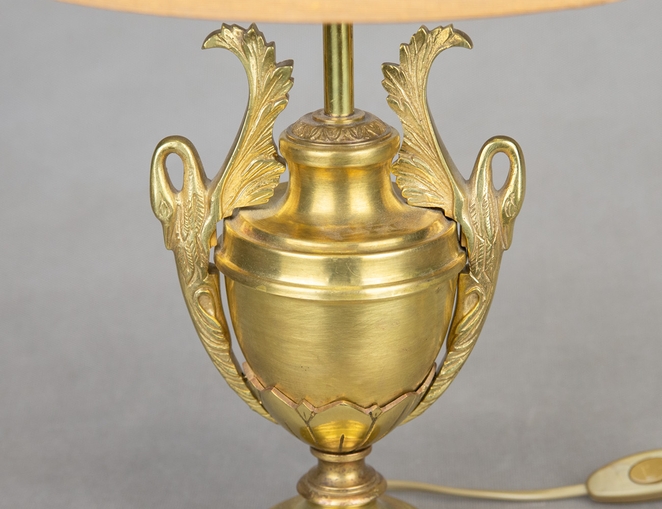 Старинная настольная лампа с лебедями