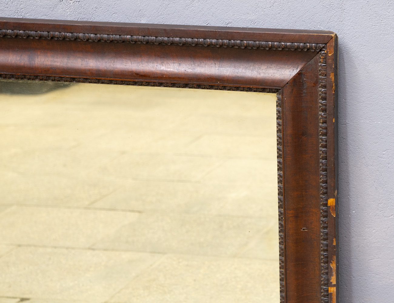 Старинное настенное зеркало красного дерева