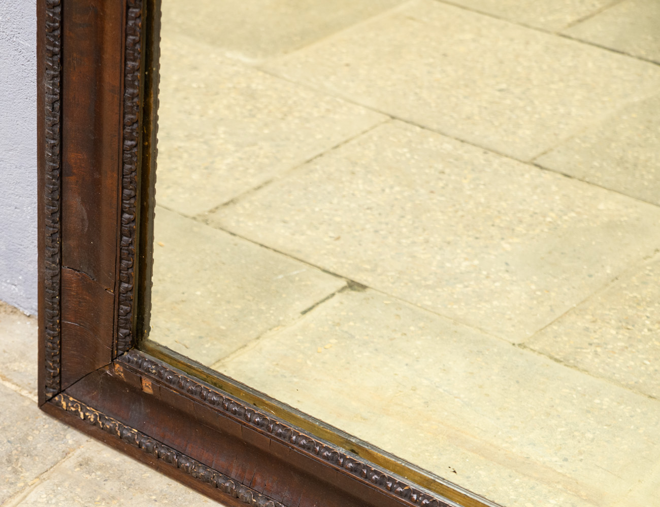 Старинное настенное зеркало красного дерева