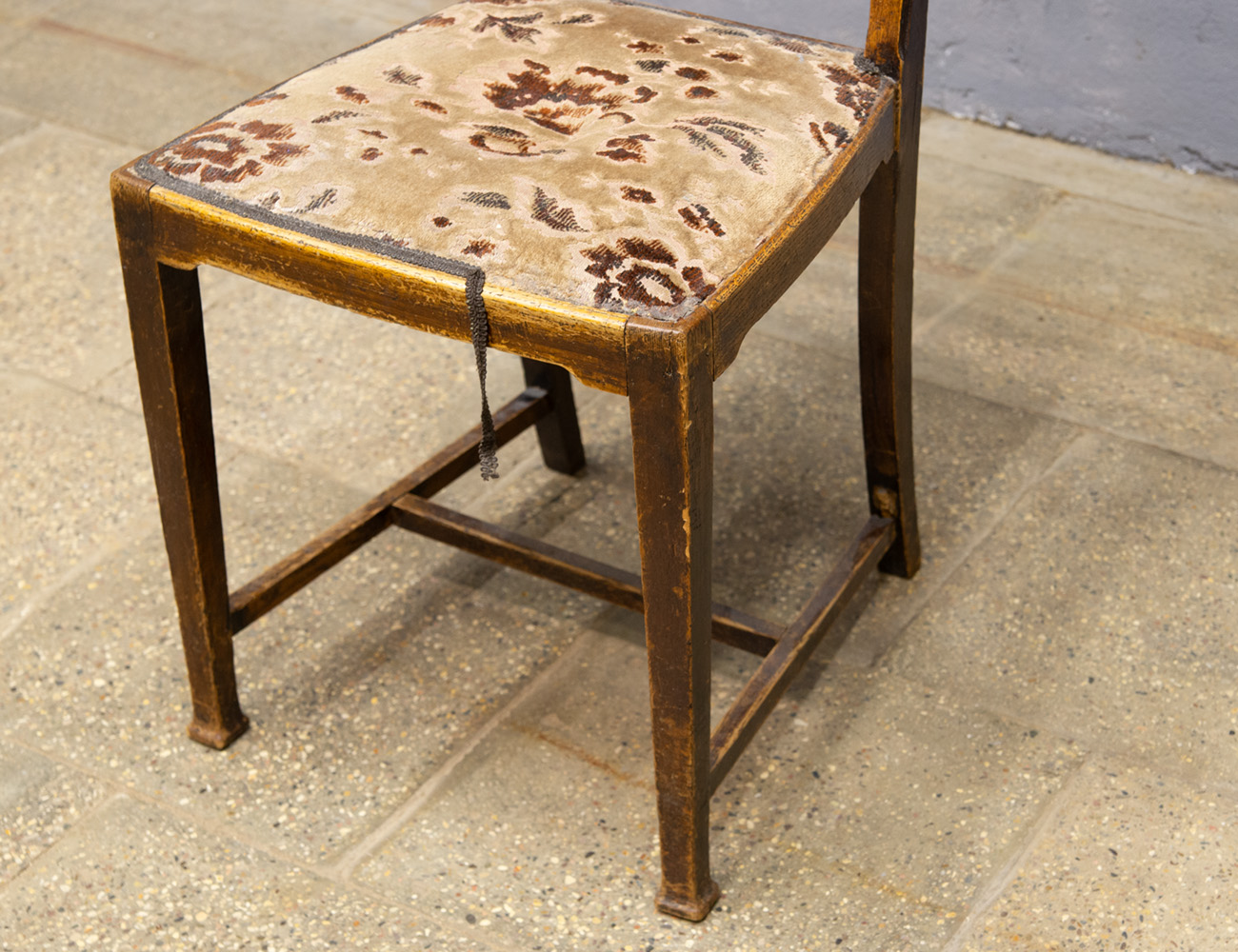 Старинный дубовый стул в стиле модерн