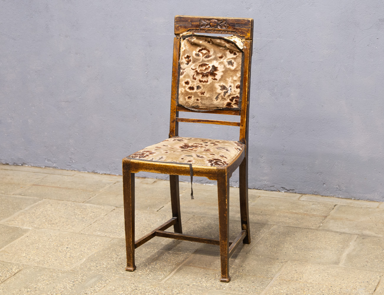 Старинный дубовый стул в стиле модерн