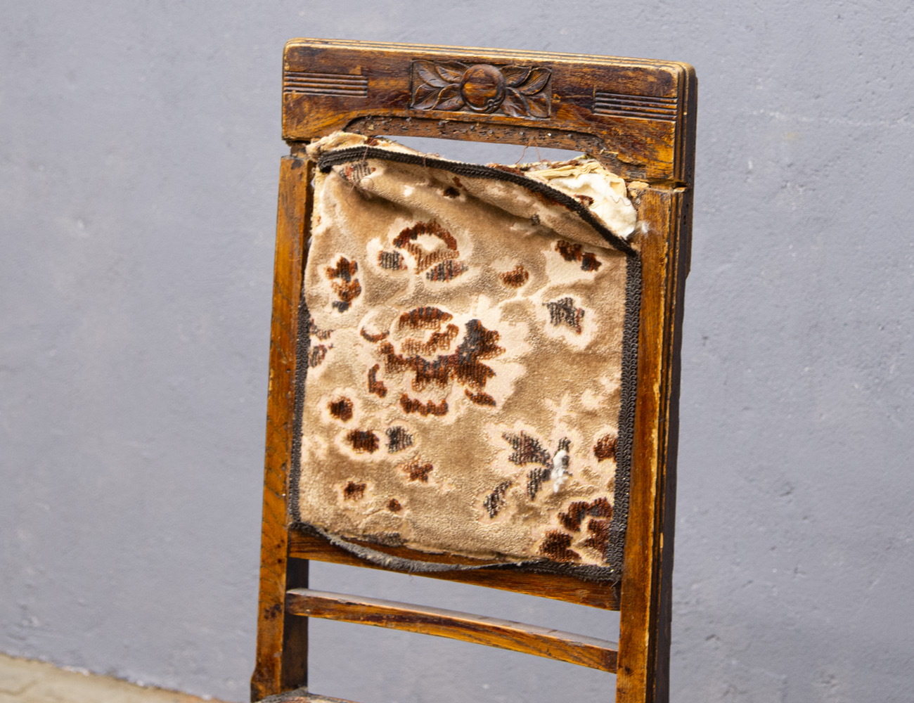 Старинный дубовый стул в стиле модерн