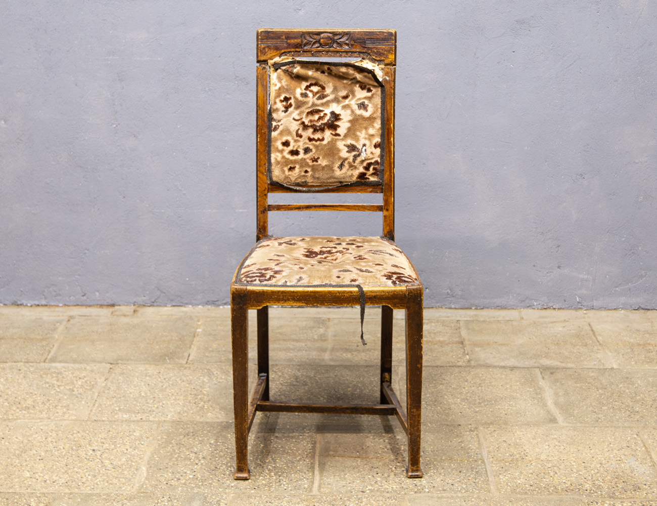 Старинный дубовый стул в стиле модерн