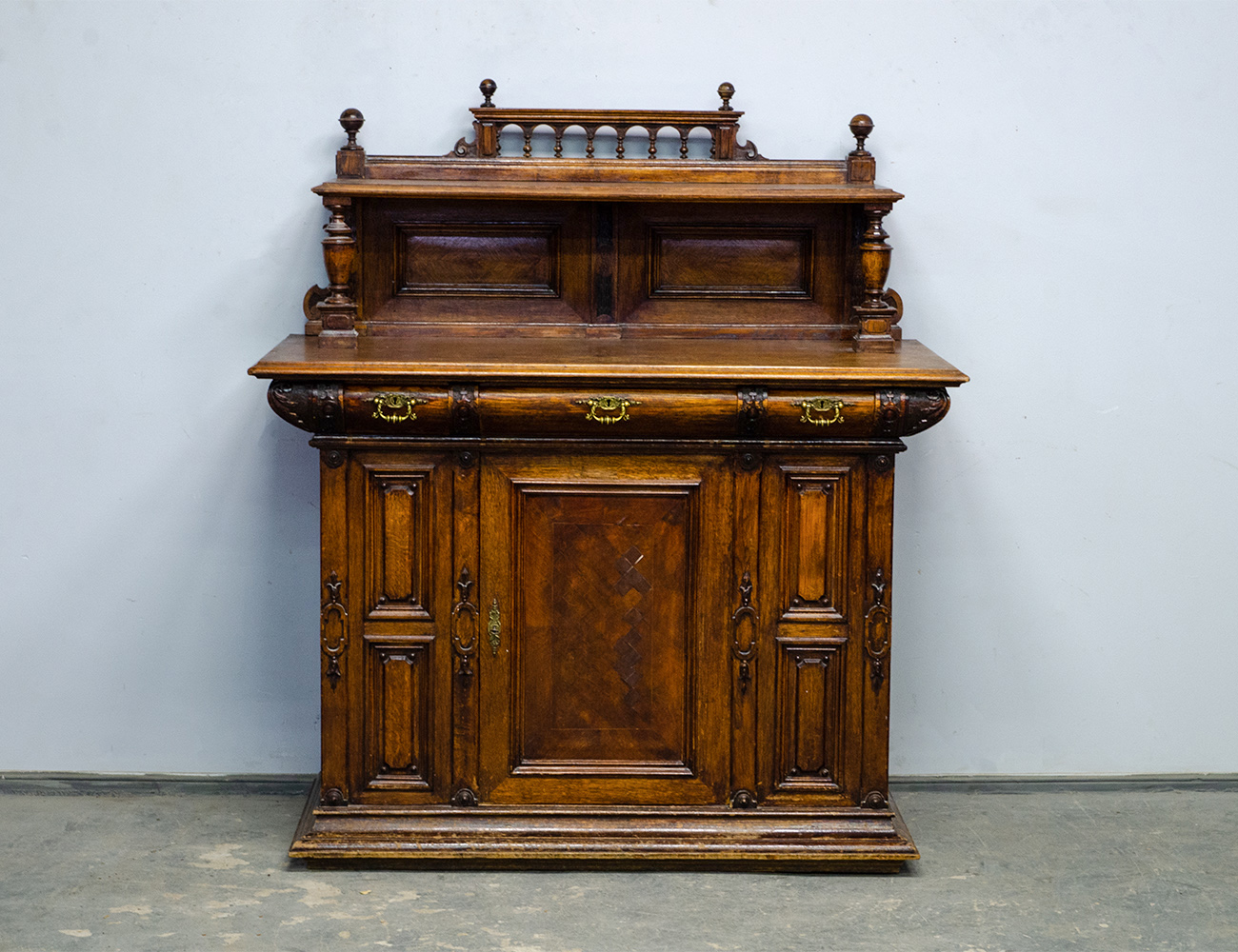 Старинный дубовый поставец 19 века