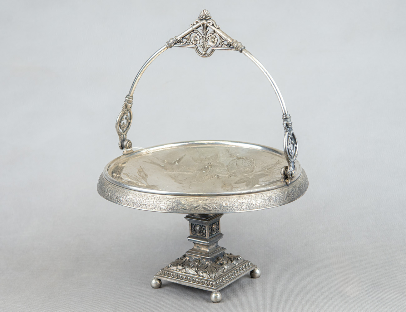 Старинная посеребренная свадебная корзина