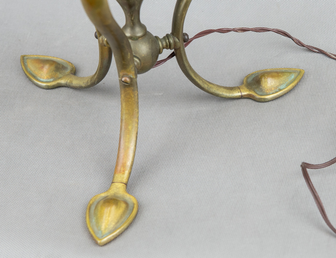 Антикварная настольная лампа Лилия