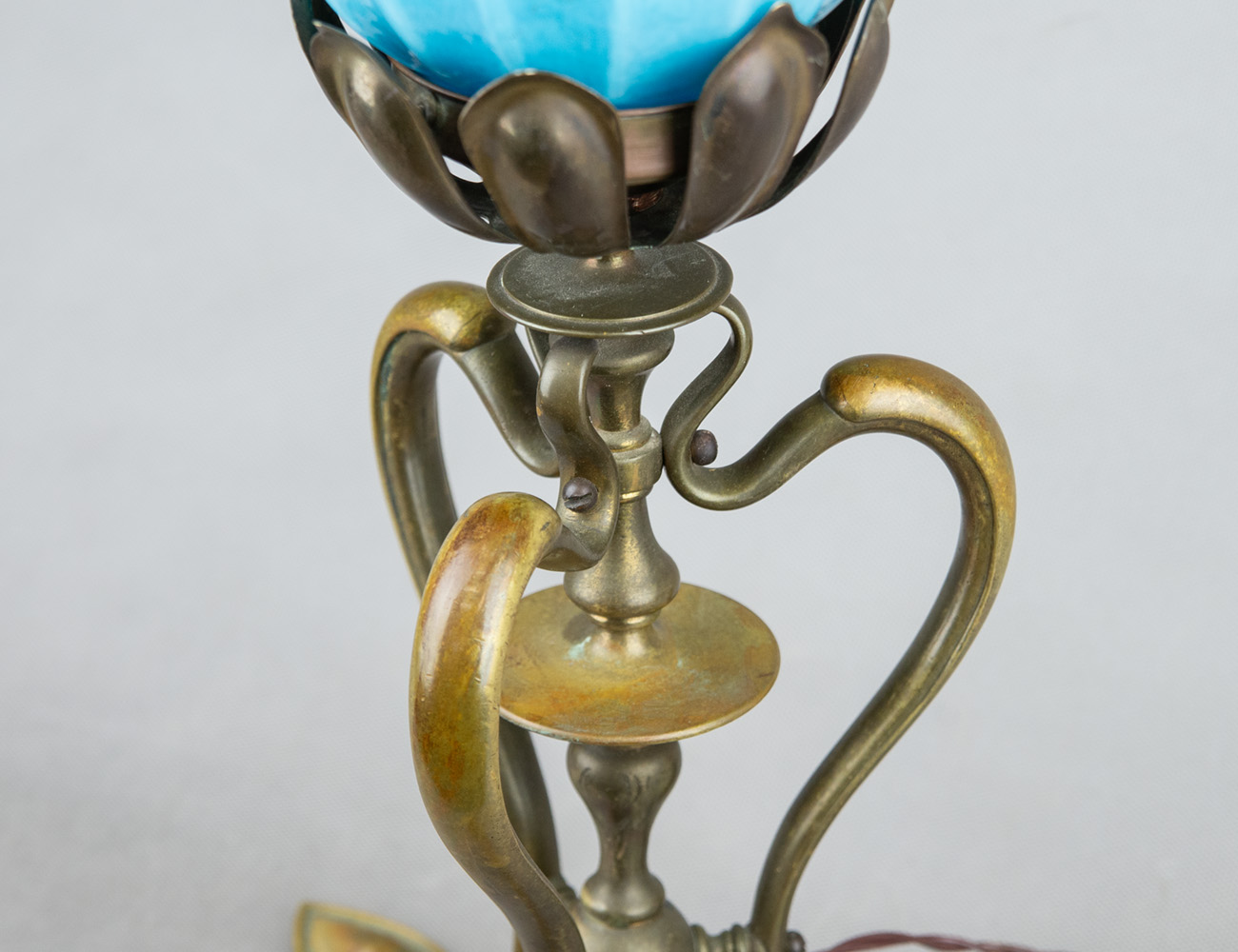 Антикварная настольная лампа Лилия