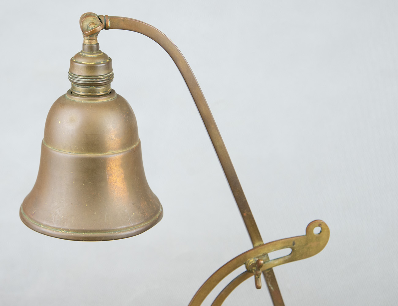 Настольная лампа в стиле модерн