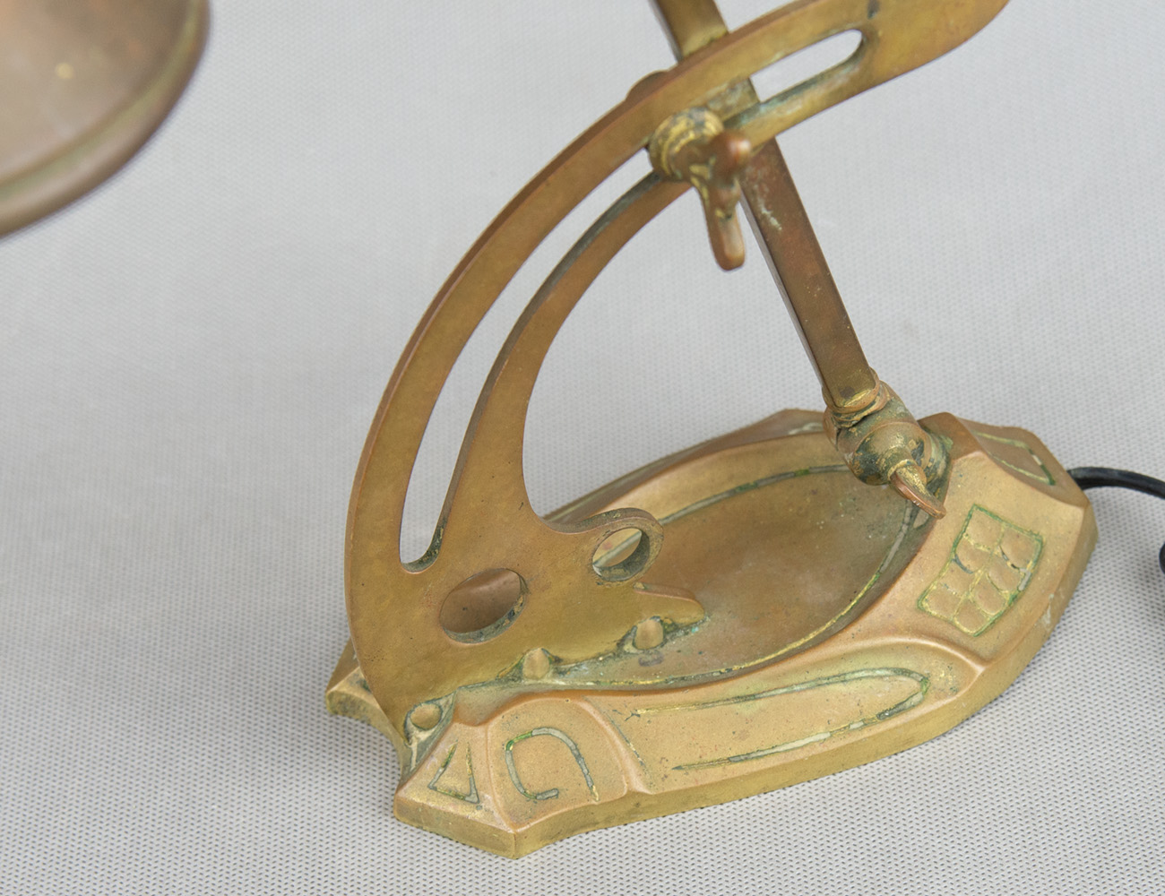 Настольная лампа в стиле модерн