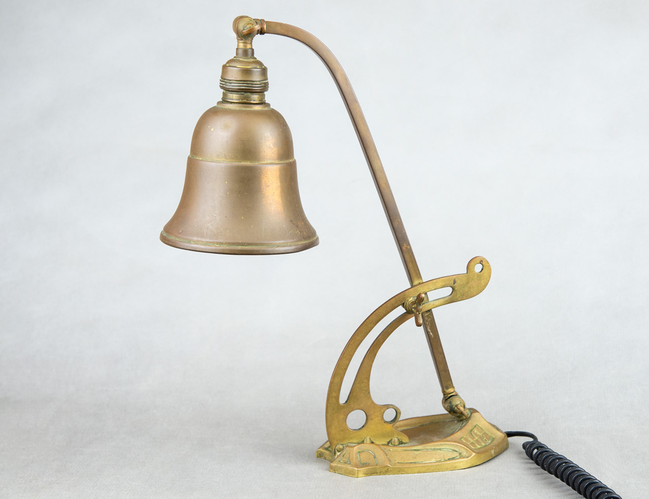 Настольная лампа в стиле модерн