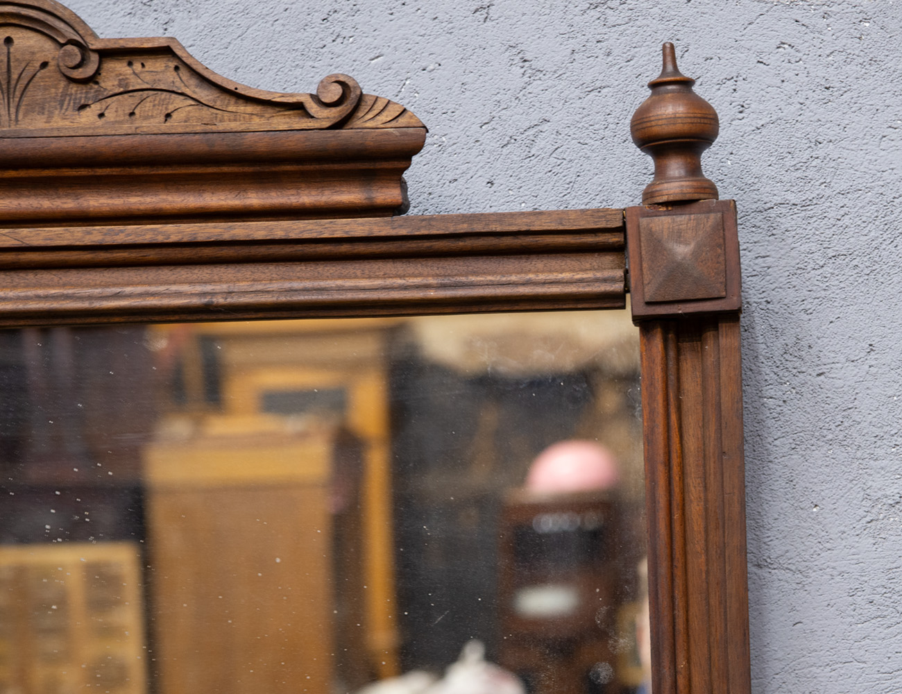 Старинное настенное зеркало